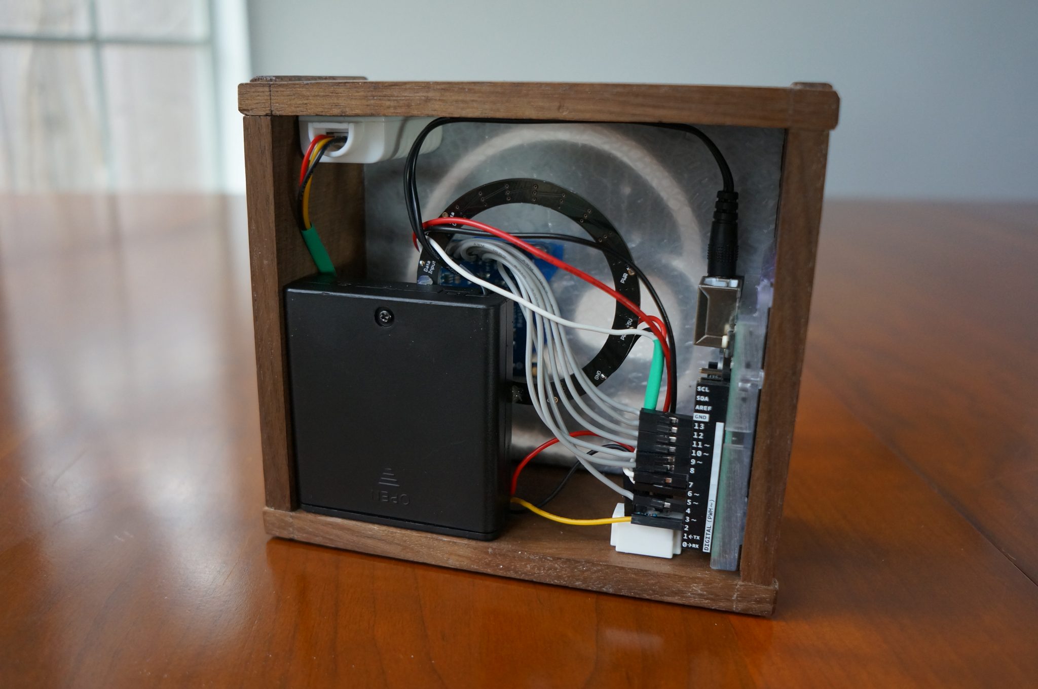 Фото компоновки монитора с датчиком температур и влажности 